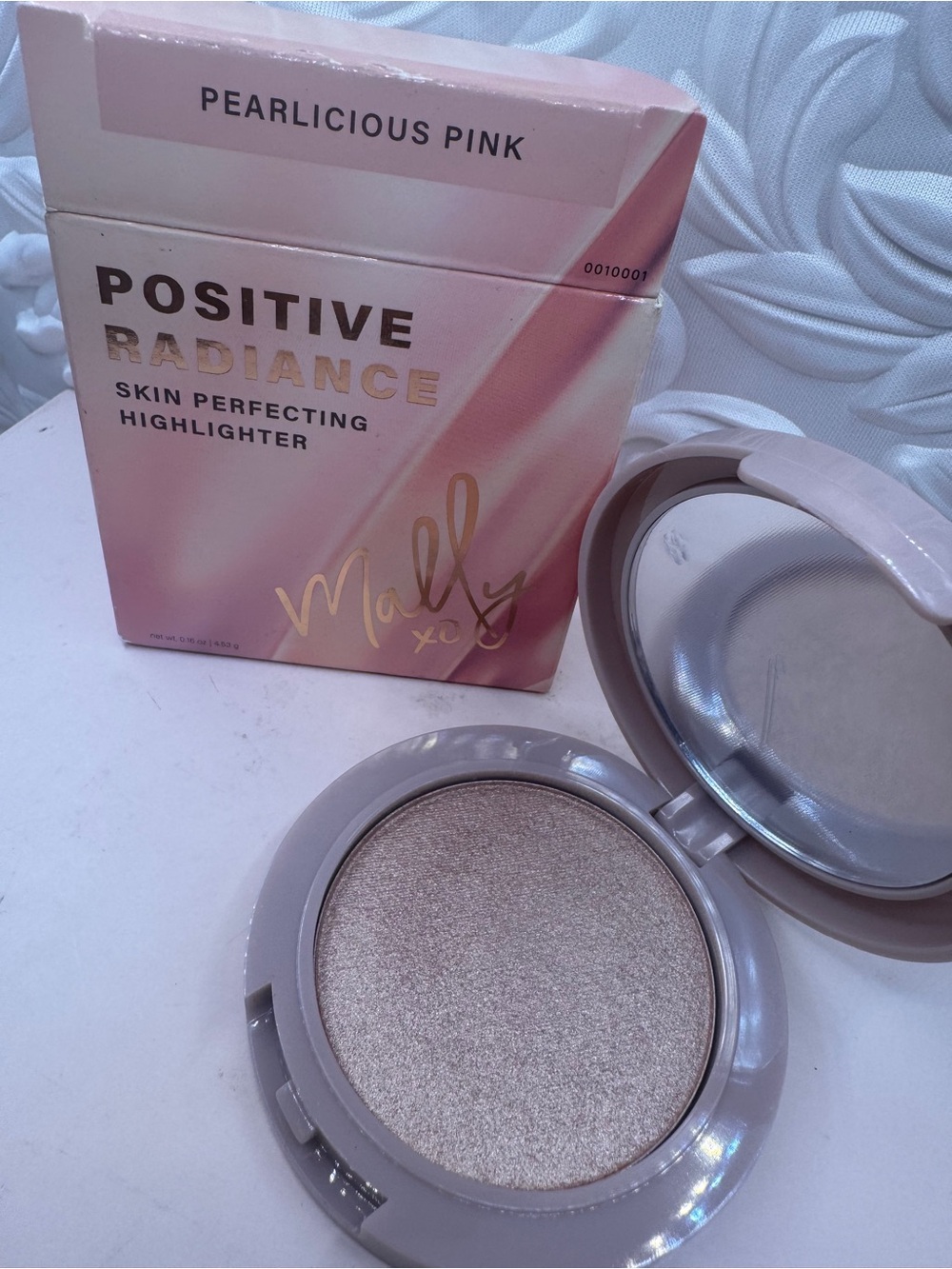Mally positive radiance skin perfecting highlighter ‘ pearlicious pink’